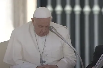 Papa Francesco si raccoglie in preghiera / Vatican Media Live