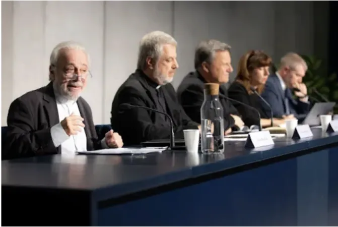 Piero Coda | Il teologo Piero Coda durante una conferenza stampa in Sala Stampa della Santa Sede | Daniel Ibanez / ACI Group
