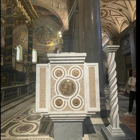 Immagini della sede e dell' ambone |  | FB/ Basilica Papale di Santa Maria Maggiore