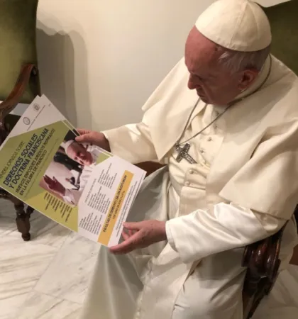 Papa Francesco con la locandina dell'evento alla Casina Pio IV in Vaticano |  | COPAJU