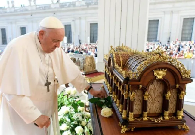 Papa Francesco depone una rosa bianca davanti le spoglie di San Teresa a Piazza San Pietro lo scorso 7 giugno |  | Vatican Media