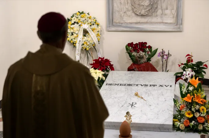 La celebrazione ad un anno dalla morte di Benedetto XVI presieduta dall'arcivescovo Georg Gänswein |  | Vatican Media