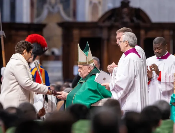 Papa Francesco consegna il Vangelo ai catechisti |  | Daniel Ibanez/ EWTN