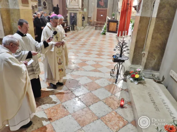 La preghiera finale sulla tomba di Don Mazzolari |  | Diocesi di Cremona