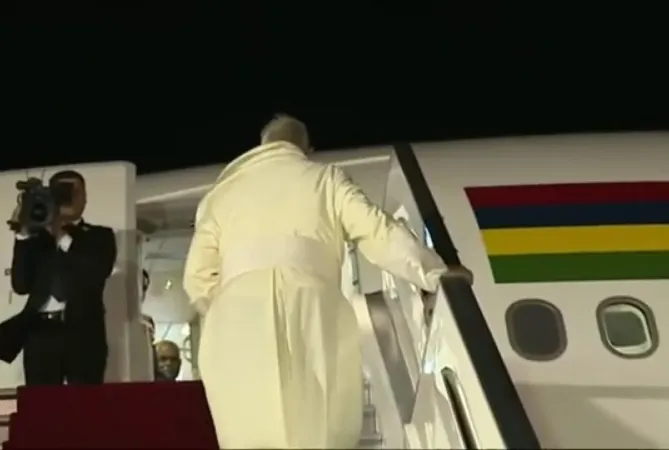 Il Papa sale a bordo dell'aereo che lo riporta in Madagascar |  | Vatican Media