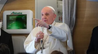 Papa Francesco di ritorno dall'Iraq: "Per ora non andrò in Argentina, ma sarò in Ungheria"