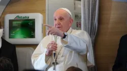 Papa Francesco durante una conferenza stampa in aereo / CF / EWTN
