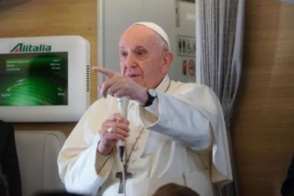 Papa Francesco durante una conferenza stampa in aereo / CF / EWTN