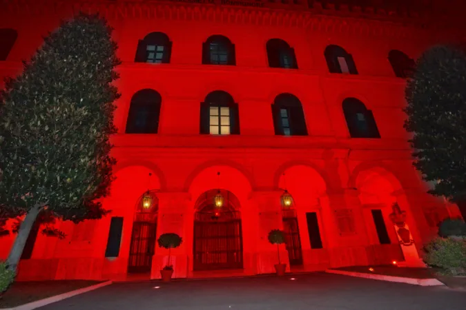 L'edificio della Scuola Allievi carabinieri in rosso per i cristiani perseguitati  |  | ACS