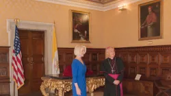 L'arcivescovo Brugués e l'ambasciatore Callista Gingrich, nella Sala della Biblioteca Apostolica Vaticana dove è avvenuta la cerimonia di riconsegna della lettera di Colombo, 14 giugno 2018 / Vatican Media / ACI Group