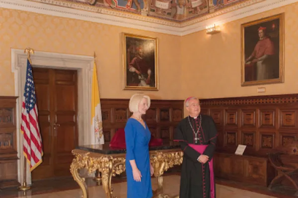 L'arcivescovo Brugués e l'ambasciatore Callista Gingrich, nella Sala della Biblioteca Apostolica Vaticana dove è avvenuta la cerimonia di riconsegna della lettera di Colombo, 14 giugno 2018 / Vatican Media / ACI Group