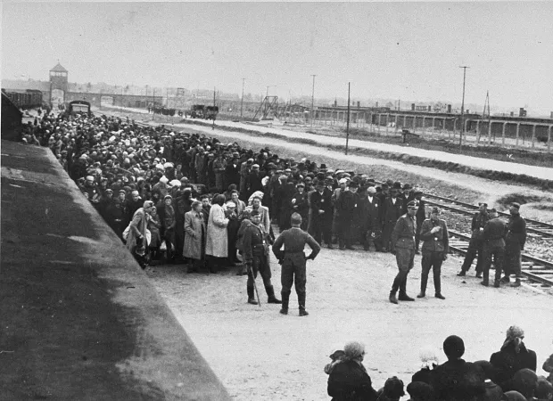 Deportazione ebrei ungheresi | Un momento della deportazione degli Ebrei di Ungheria nel 1944 | Wikimedia Commons