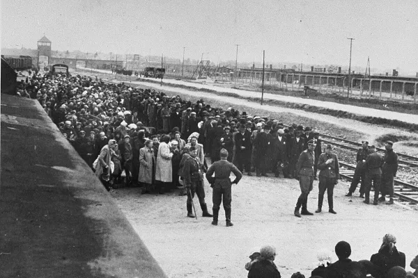 Un momento della deportazione degli Ebrei di Ungheria nel 1944 / Wikimedia Commons