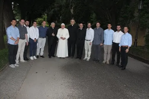 Seminaristi della Diocesi di Faenza-Modigliana in visita dal Papa emerito, Giardini Vaticani, 16 giugno 2015 | cortesia dei seminaristi della Diocesi di Faenza-Modigliana