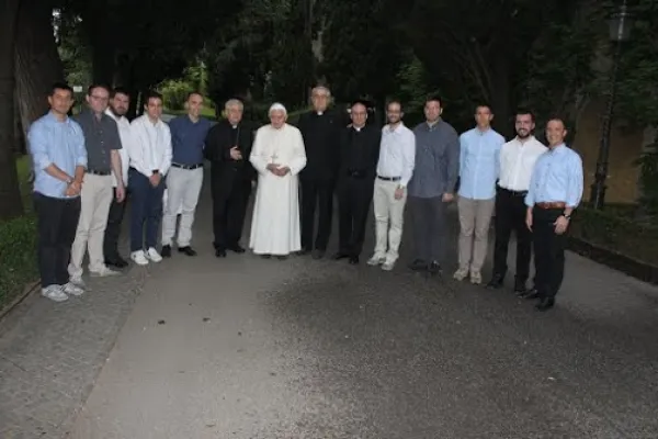 Seminaristi della Diocesi di Faenza-Modigliana in visita dal Papa emerito, Giardini Vaticani, 16 giugno 2015 / cortesia dei seminaristi della Diocesi di Faenza-Modigliana