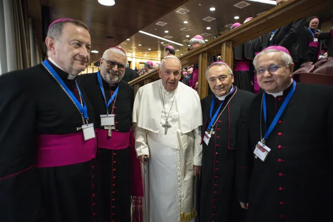 Papa Francesco con i vescovi delle zone alluvionate | Vatican Media / ACI Group