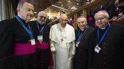 Papa Francesco con i vescovi delle zone alluvionate / Vatican Media / ACI Group