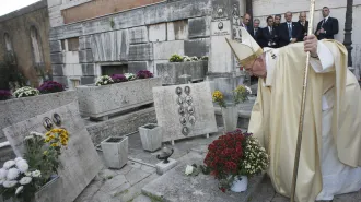 Papa Francesco nei cimiteri di Roma, visite di speranza e di pace