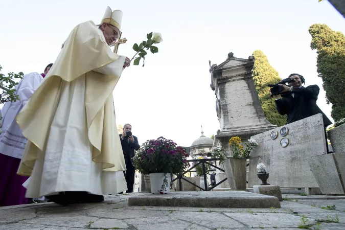 Il Papa al Cimitero del Verano nel 2015 |  | Vatican Media - ACI Group