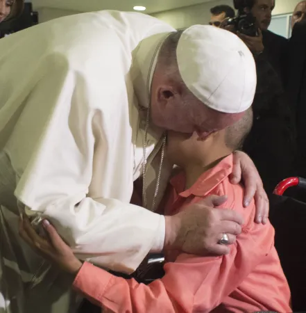 Papa Francesco in visita ad un ospedale pediatrico lo scorso febbraio  | L'Osservatore Romano / ACI Group