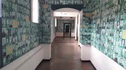Un corridoio della memoria nell'ex campo di concentramento di Belene / Belen Island Foundation