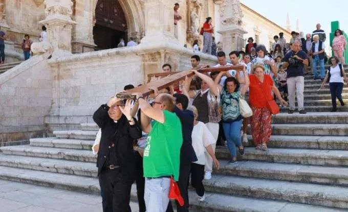 Simboli , Il cardinale Manuel Clemente e i giovani portano la croce pellegrina della GMG |  | Facebook COD Lisbona
