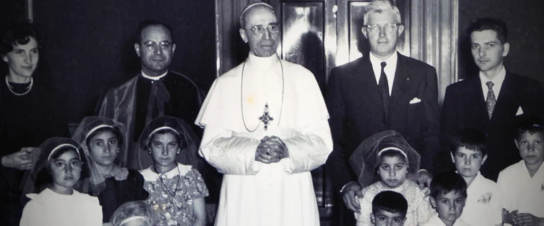 James J. Norris a fianco di Pio XII (a destra nella foto) quando fu fondato  l'ICMC | ICMC