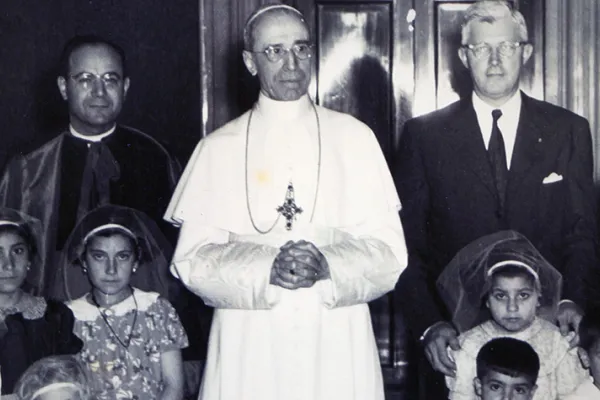 James J. Norris a fianco di Pio XII (a destra nella foto) quando fu fondato  l'ICMC / ICMC
