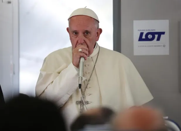 Il Papa sul volo che lo ha riportato a Roma |  | Alan Holdren CNA