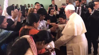 Papa Francesco negli Emirati, l'incontro con i fedeli e i frati cappuccini