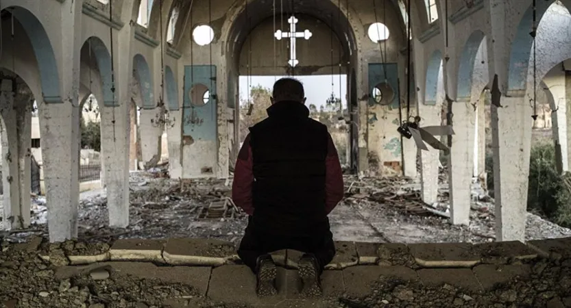 Cristiano ad Aleppo | Un cristiano prega in una delle chiese distrutte di Aleppo, Siria. La Siria è uscita dalla top ten dei Paesi più a rischio per i cristiani, ma le ferite della guerra sono ancora fortissime | Stand Together