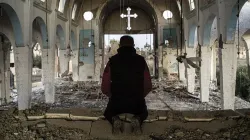 Un cristiano prega in una delle chiese distrutte di Aleppo, Siria. La Siria è uscita dalla top ten dei Paesi più a rischio per i cristiani, ma le ferite della guerra sono ancora fortissime / Stand Together