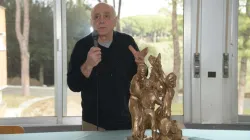 La scultura di Don Bosco con l'artista Mauro Baldassarri che l'ha realizzata / InfoANS