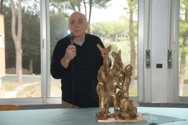La scultura di Don Bosco con l'artista Mauro Baldassarri che l'ha realizzata / InfoANS