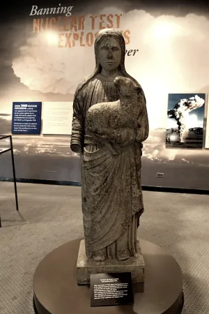 La statua di Sant'Agnese proveniente dalla cattedrale di Nagasaki, presso l'edificio delle Nazioni Unite a New York | Wikimedia Commons