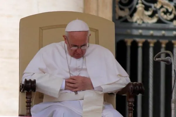 Papa Francesco in un momento di preghiera / Stephen Driscoll / CNA