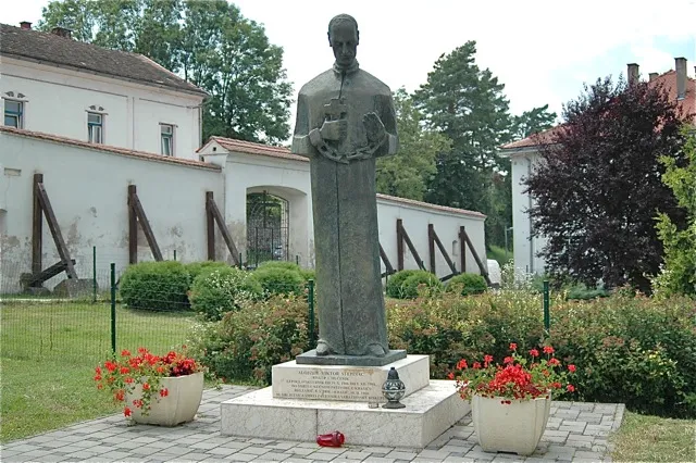 Monumento del Cardinale Stepinac | Il monumento dedicato al Cardinale Stepinac a Lepolglava, uno dei tanti per il Cardinale Beato eretti in Croazia | PD