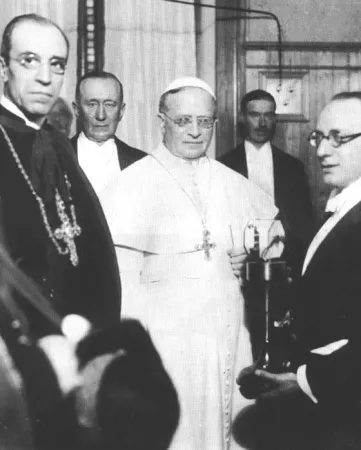 Papa Pio XI inaugura la stazione Radio Vaticana |  | Istituto Luce
