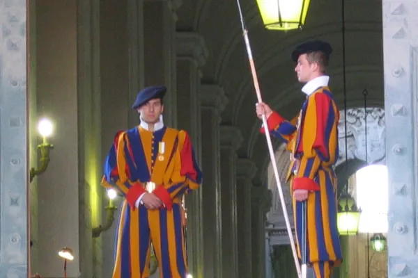 Le Guardie Svizzere vigilano sul Palazzo Apostolico / da Wikipedia