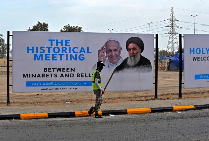 Cartelloni sulla strada di Najaf per celebrare l'incontro di Papa Francesco con Al Sistani | Twitter