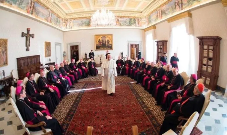 Papa Francesco con i vescovi di Germania durante l'ad limina di novembre 2015 | Vatican Media / ACI Group