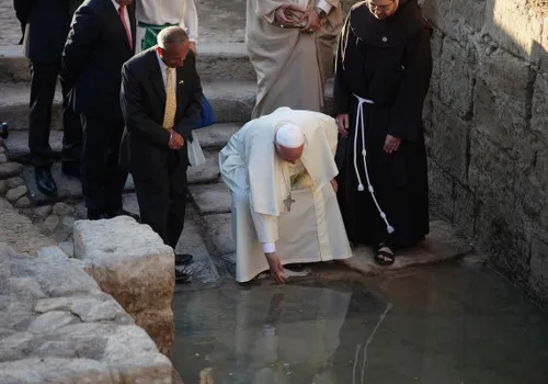 Papa Francesco sul luogo del battesimo di Gesù |  | www.terrasanctapax.org