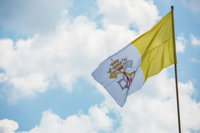 La Bandiera della Santa Sede | La bandiera vaticana | Andreas Dueren / CNA 