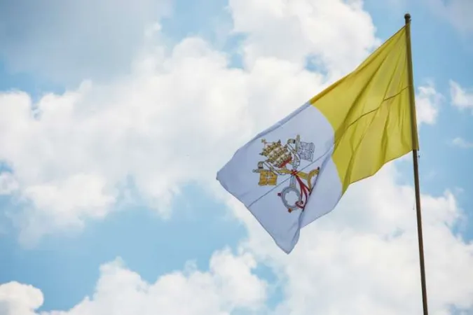 Bandiera della Santa Sede | La bandiera vaticana | Andreas Dueren / CNA