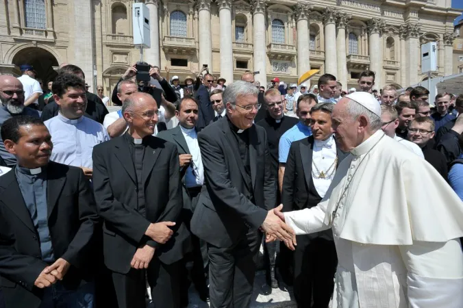 Mons. Tomasi stringe la mano al Papa |  | Diocesi di Treviso