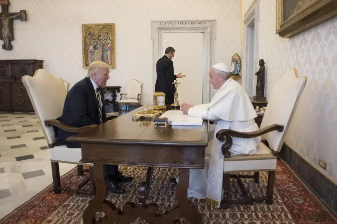Papa Francesco e il presidente Trump all'inizio del loro incontro riservato, 24 maggio 2017 | L'Osservatore Romano / ACI Group