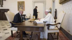 Papa Francesco e il presidente Trump all'inizio del loro incontro riservato, 24 maggio 2017 / L'Osservatore Romano / ACI Group