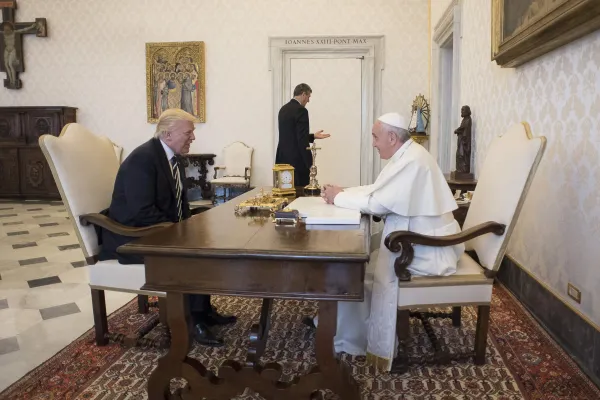 Papa Francesco e il presidente Trump all'inizio del loro incontro riservato, 24 maggio 2017 / L'Osservatore Romano / ACI Group