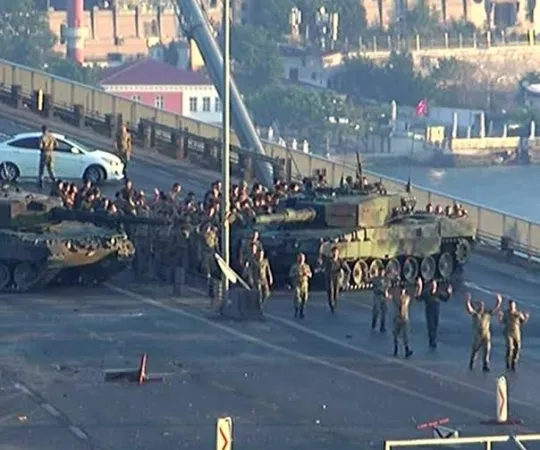 Un ponte sul Bosforo presidiato dai soldati turchi |  | CNN TURK