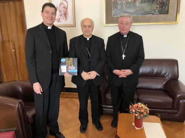 L'incontro tra padre Remery, il Cardinale Baldisseri e l'arcivescovo Hollerich, Segreteria Generale del Sinodo, 23 febbraio 2018 | Twitter Michel Remery